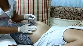 Tại một bữa tiệc, cô ...