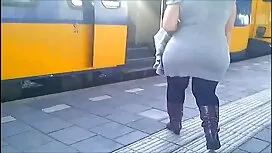 Cô gái trên sàn nhà  ...