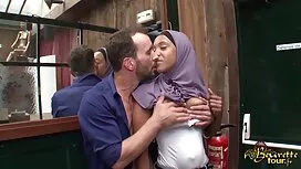 Đồng trò hề hai cô g ...