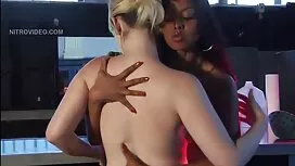 Cô gái khỏa thân ngó ...